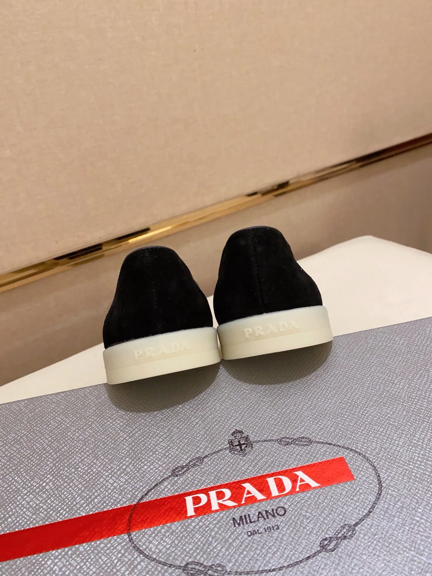 Men's shoes 💰 580💰 ✔️✔️✔️High-quality new PRADA counters are launched at the same time. The new men's shoes and 😘fabrics are selected from high-silk bald cowhide and are made by pure handicrafts. Lining: Full cowhide lining. 👍🏿 High-end ☄️ air-cushion molded anti-slip rubber outsole, exquisite lines, simple and elegant, comfortable and high-end for leisure travel. Code number: 38 to 44 (45 can be customized)